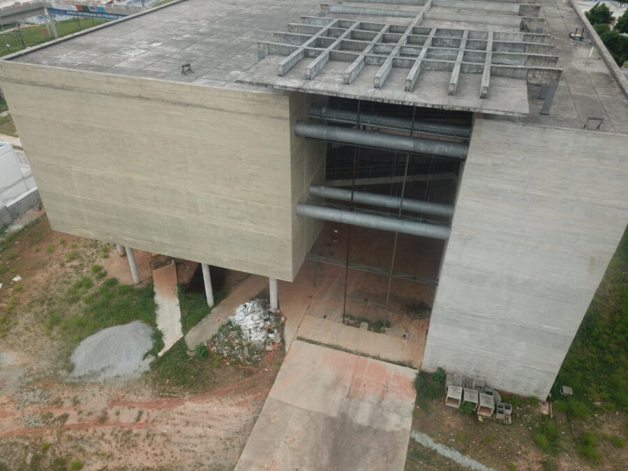 Fotografia da área externa do remanescente das obras feita com drone Mavic Pro, da DJI.
